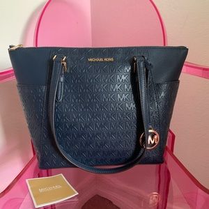 Navy blue Michael Kors purse. Barley used. Like new. Clean inside.
